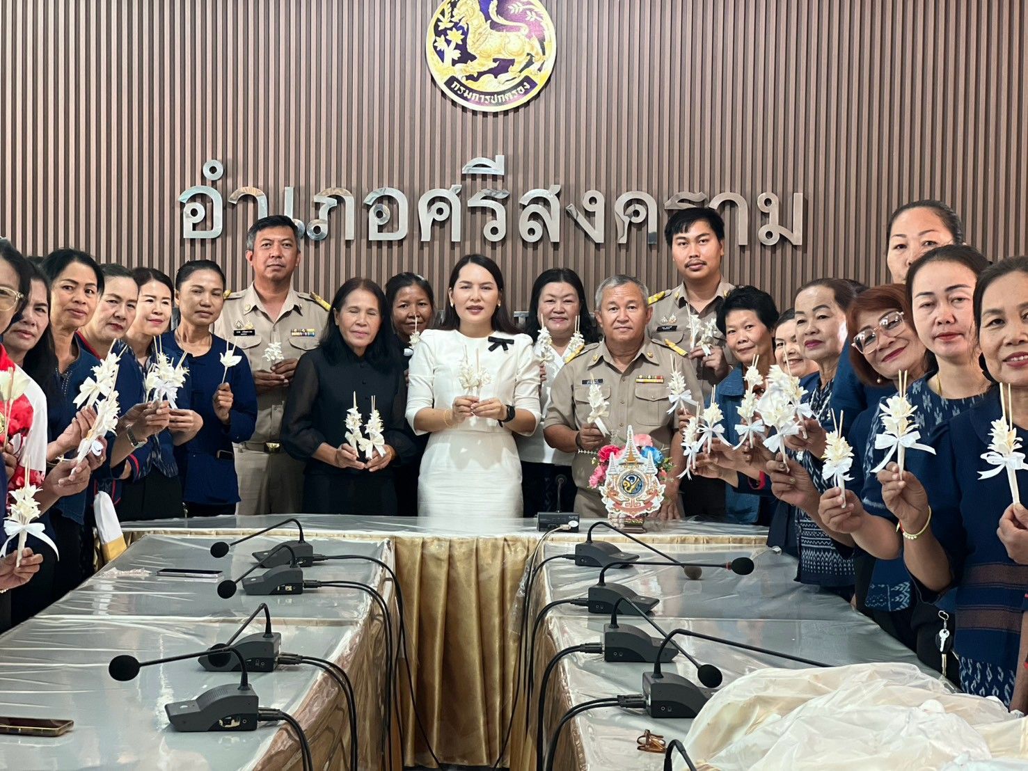 พช.ศรีสงคราม : จัดกิจกรรมและสนับสนุนวิทยากร การทำดอกไม้จันทน์ เพื่อแสดงพลังแห่งความจงรักภักดีและการมีส่วนร่วมของประชาชนในพื้นที่