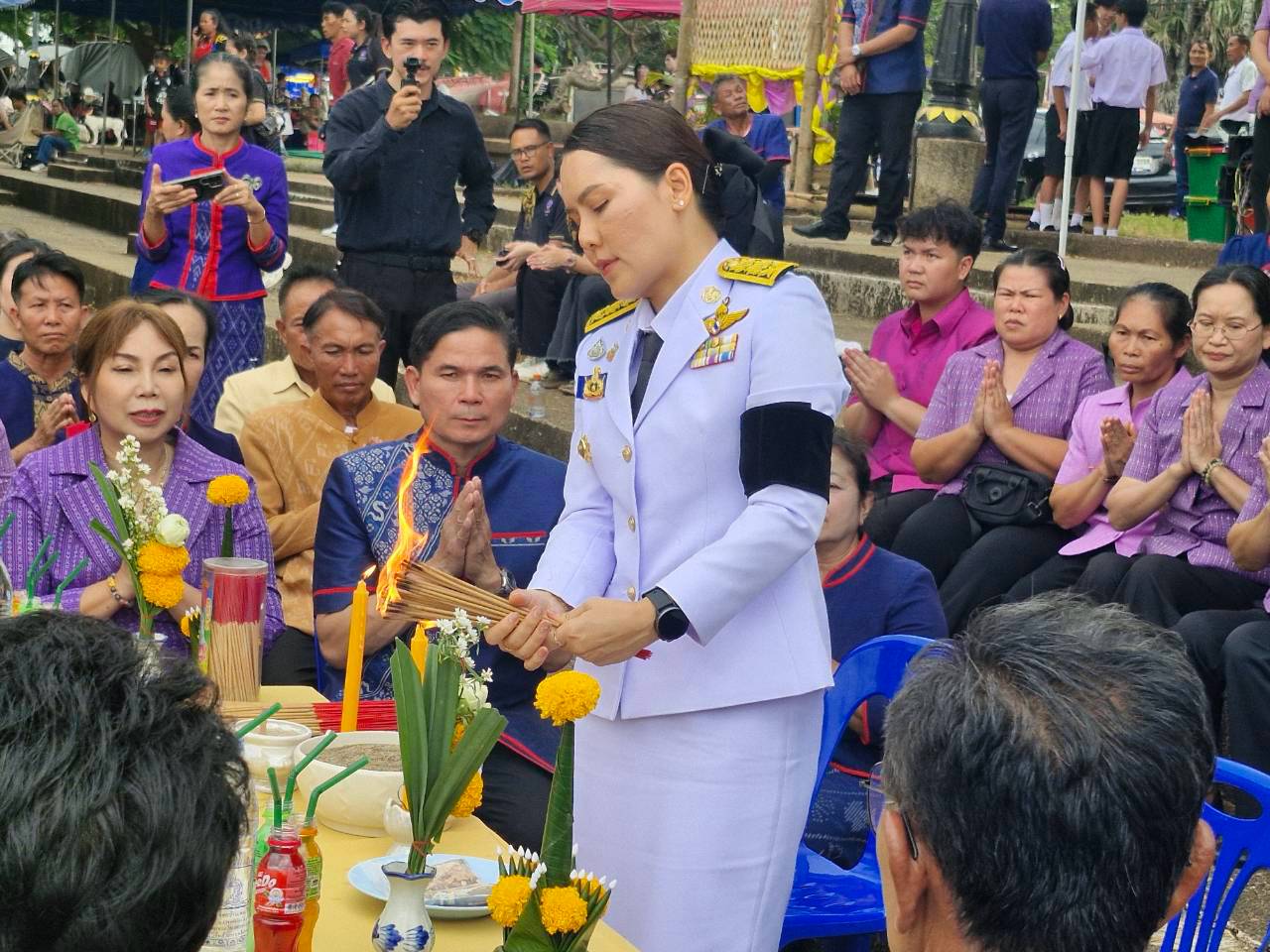 พช.ศรีสงคราม : ร่วมประกอบพิธีบวงสรวงก่อนเริ่มจุดตะเกียงเรือไฟอำเภอศรีสงคราม